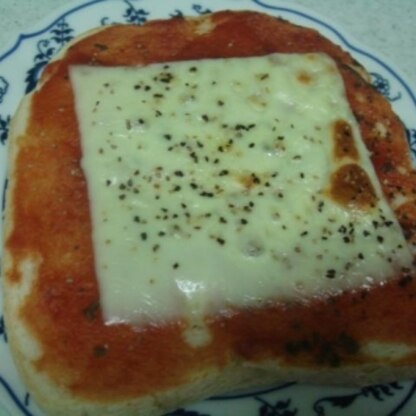 とろけるチーズで(^_^;)
ケチャップにバジルを混ぜてみました～♥ピザ
美味しく頂きました、ごち様<(_ _)>
